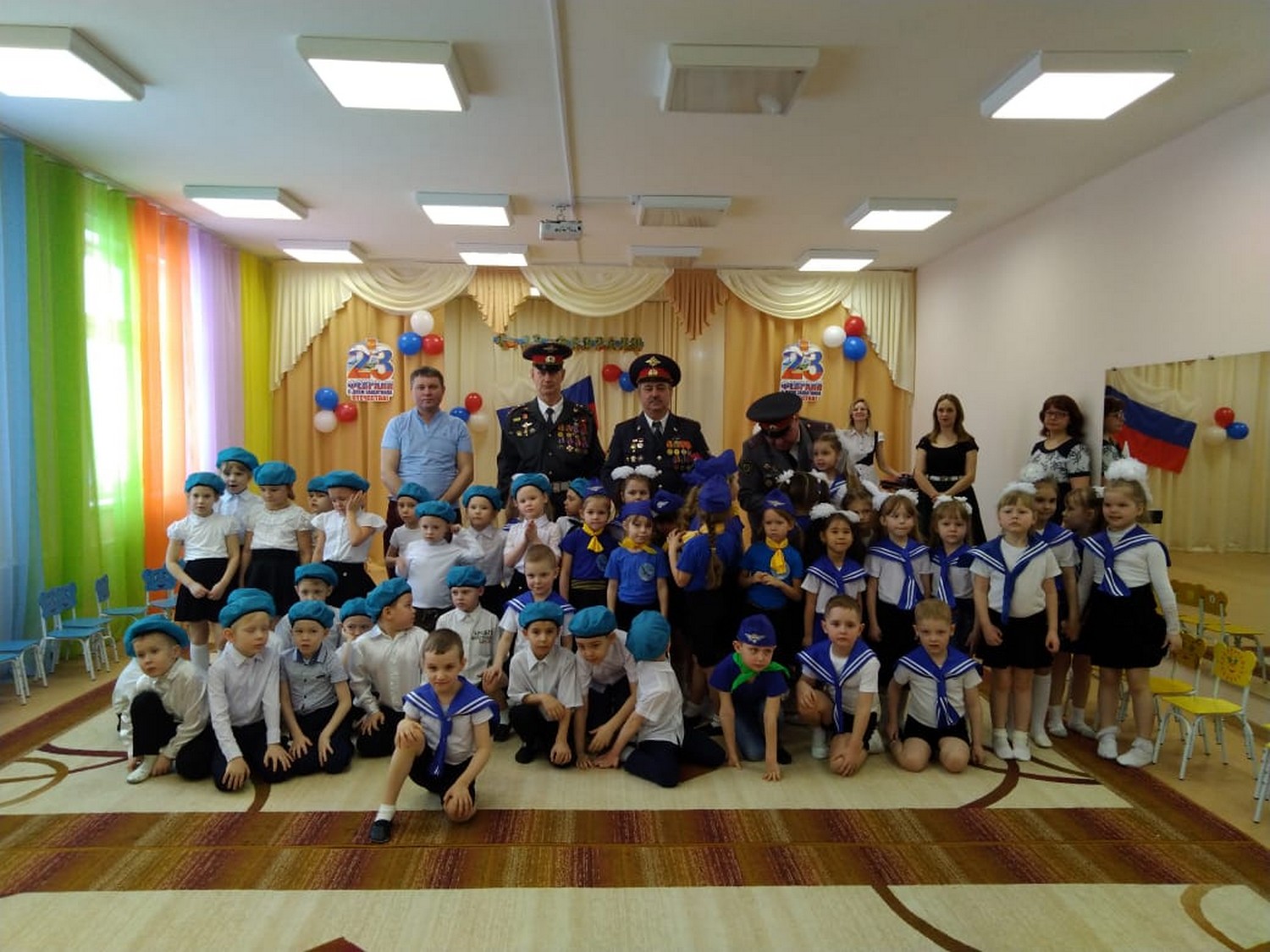 Ветераны ГИБДД – летчики, десантники и моряки – навестили детсадовцев в Каменске: малыши засыпали гостей вопросами и не хотели отпускать...