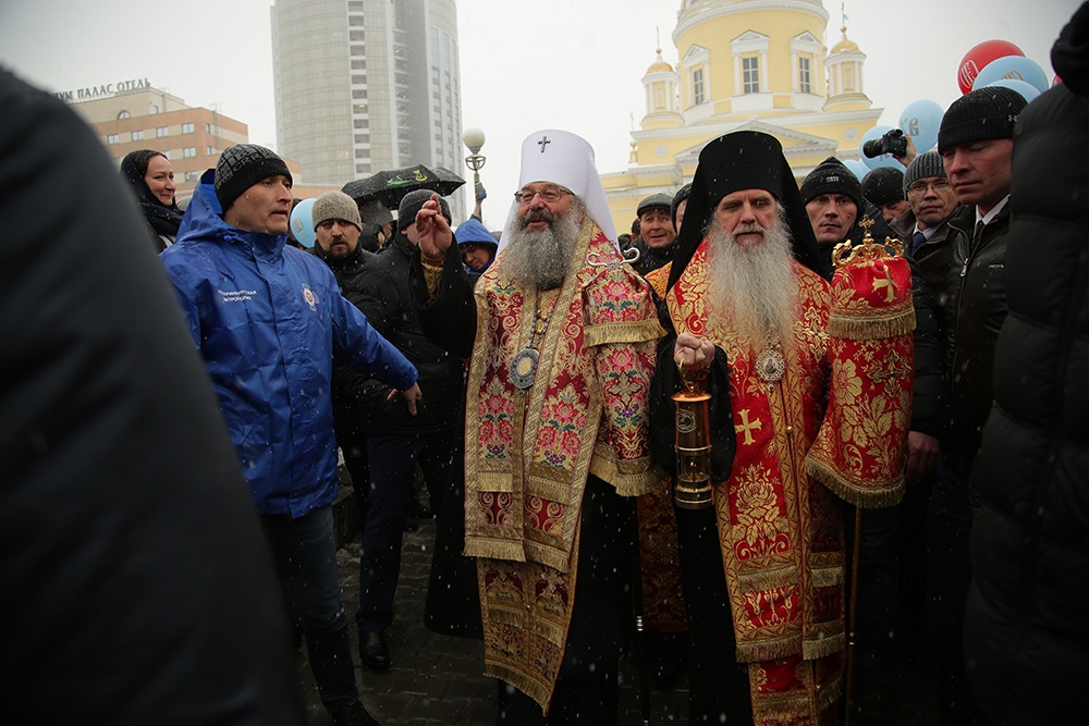 Епископ Каменский Мефодий примкнул к митрополиту, полпреду и губернатору: прошел крестный ход к месту строительства храма св. Екатерины