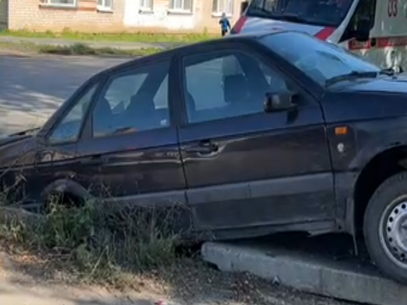 "Улетел в колодец": водитель в посёлке Мартюш под Каменском-Уральским устроил ДТП. Видео | Под Каменском-Уральским водитель устроил ДТП рядом со школой