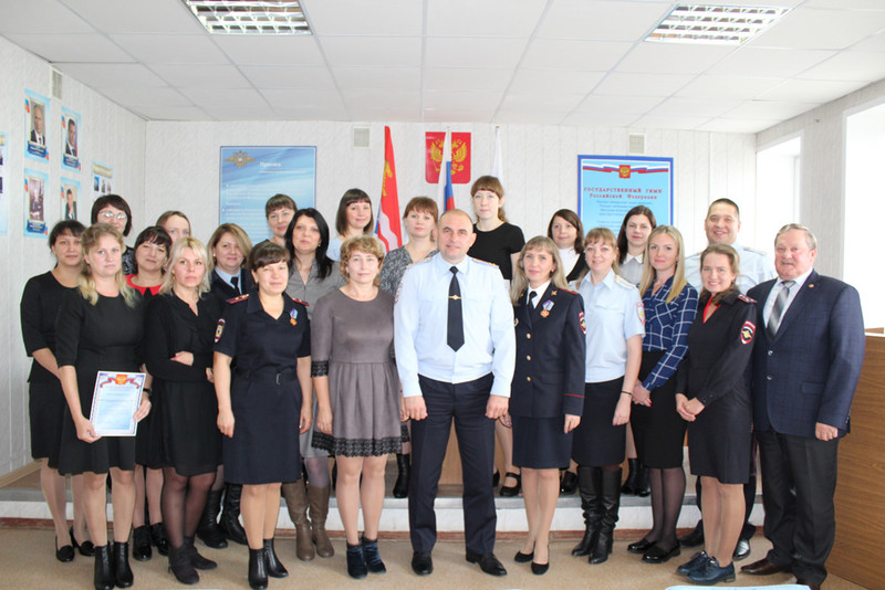 Полицейских, которые легко находят нелегалов среди мигрантов, наградили в Каменске-Уральском за безупречную службу и добросовестную работу