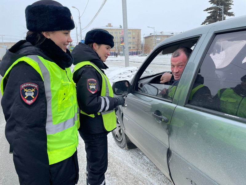 На улицах Каменска-Уральского красавицы в форме останавливали автомобили. Рассказываем подробности