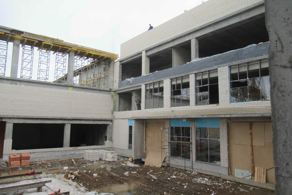 Еще многое надо успеть: строящуюся в Каменске школу осмотрели мэр Шмыков и вице-спикер Заксобрания Якимов. «Пора уже искать учителей»