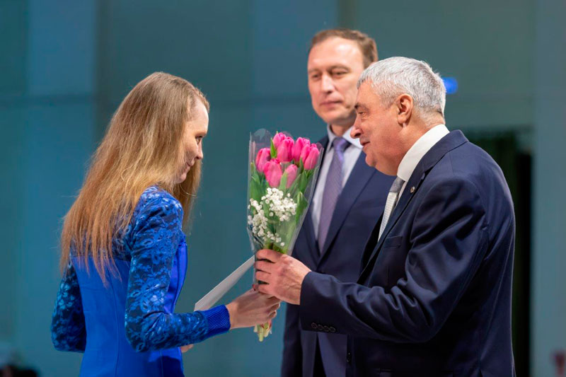 Руководство СинТЗ Каменска-Уральского поздравляло женщин - на заводе они управляют сложной техникой в цехах, руководят отделами и службами..