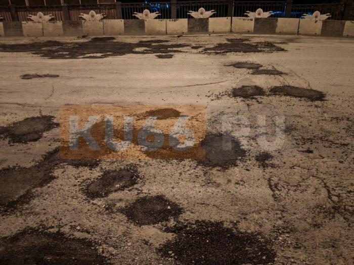 «Коровьи лепешки»: в Каменске-Уральском снова кое-как залатали «Горбатый мост» | Жители Каменска-Уральского сравнили ремонт моста с «коровьими лепешками»