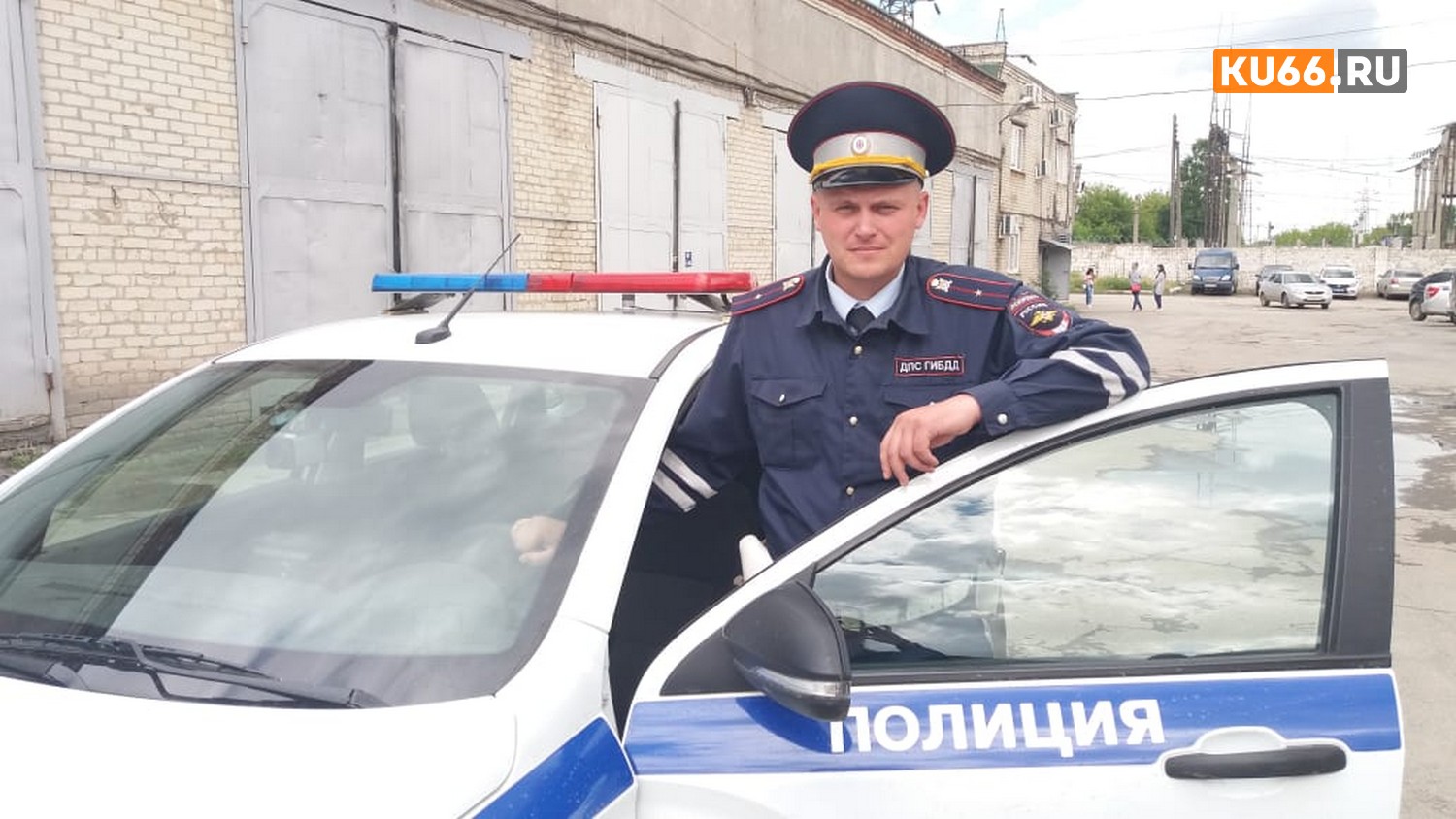 На мужчине горела одежда, а женщина надышалась угарного газа: инспекторы ДПС Каменска-Уральского спасли людей из горящего дома