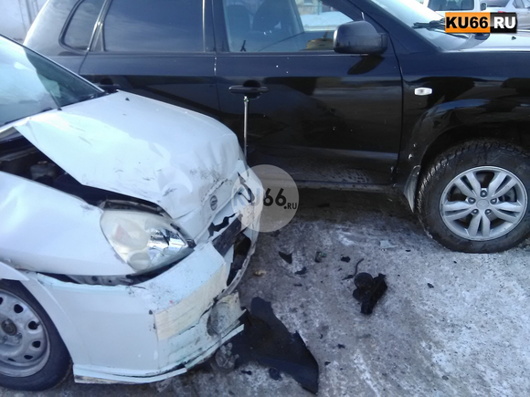 Две иномарки столкнулись в Каменске-Уральском на проблемном перекрестке. Водитель грузовика засмотрелся на эту аварию и въехал в ВАЗ. ВИДЕО Две иномарки столкнулись в Каменске-Уральском на проблемном перекрестке. Водитель грузовика засмотрелся на эту аварию и въехал в ВАЗ. ВИДЕО