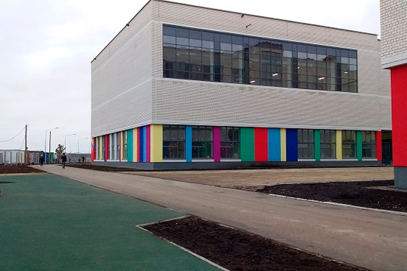 Строящуюся школу в мкрн Южный в Каменске-Уральском, стены которой ходуном ходили, посетил советник полпреда Президента РФ в УрФО