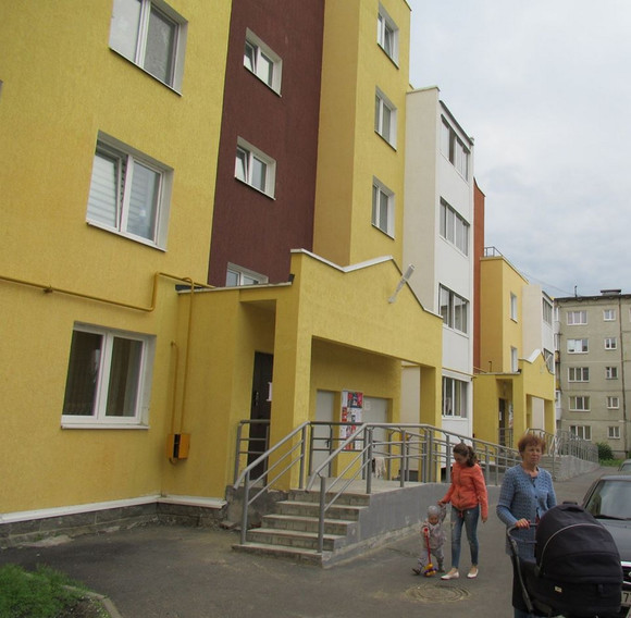 «Кровля сделана некачественно, намокает». Визита Шмыкова в проблемный дом Каменска-Уральского оказалось недостаточно — приехал вице-мэр