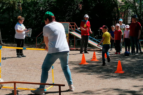 Эстафета, посвященная международному Дню семьи, на спортивные призы от местного депутата прошла в детском саду в Каменске-Уральском