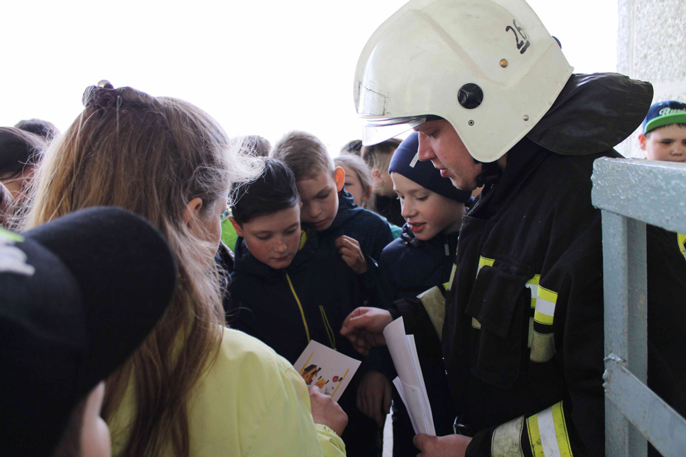 Как вести себя в чрезвычайной ситуации на улице и дома рассказывали огнеборцы Каменска-Уральского школьникам, а потом... станцевали с ними