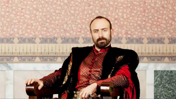 От Султана до подсудимого: почему актёр из «Великолепного века» оказался за решёткой | Султан Сулейман из «Великолепного века» приговорили к тюремному сроку