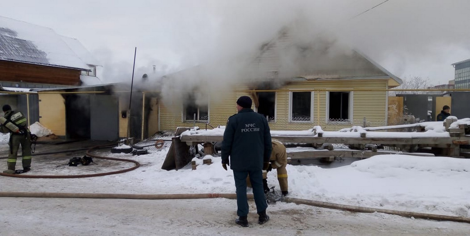 В Каменске-Уральском горе-мастер спалил чужой дом при ремонте газовой плиты и сбежал с места происшествия
