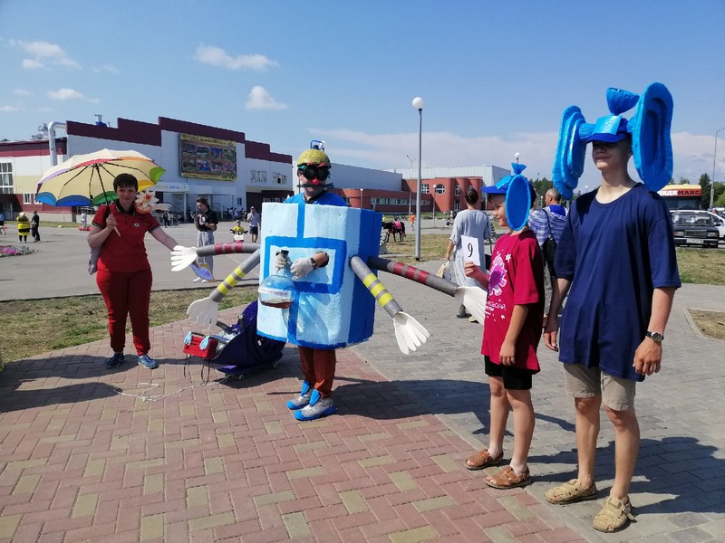 Карнавальное шоу, игры и битва разумов: как прошли праздничные мероприятия 18 июля