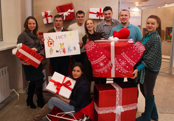 Светлые «АИСТы» поселились среди команд новогоднего марафона РУСАЛа: волонтеры «облетают» социальные учреждения и дарят детям счастье