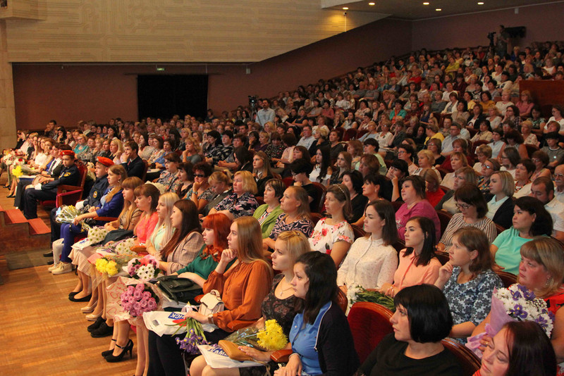 За неделю до. Педагоги Каменска-Уральского собрались на конференцию перед началом учебного года — их ряды нынче пополнили 43 молодых учителя
