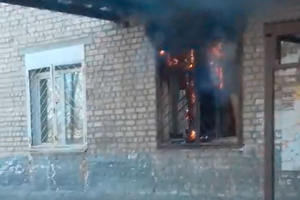 Три спецмашины примчались тушить пожар в доме по улице Силикатной в Каменске-Уральском — здесь загорелся оконный блок в подъезде