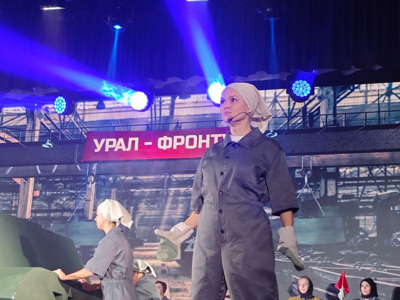 Показали танк на сцене и оживили память: в Каменске-Уральском сыграли спектакль „В вечность…“ | Во Дворце культуры Юность в Каменске-Уральском показали спектакль В вечность к 80-летию Победы