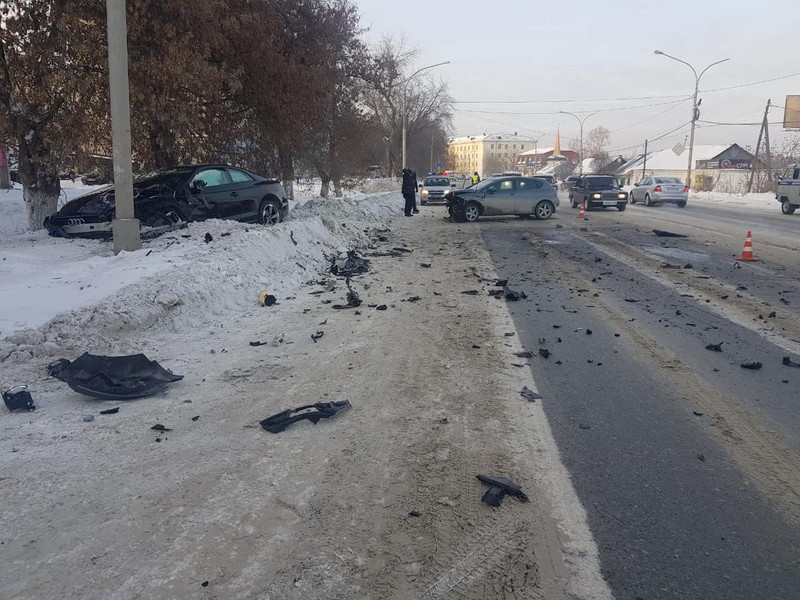 ДТП на ул. Алюминиевой в Каменске-Уральском устроила женщина за рулем Сеат - на встречке столкнулась с Ауди. Не повезло еще и Киа!
