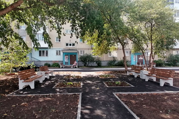 Коммунальщики рассказали, сколько асфальта ушло на внутриквартальные дороги, тротуары и отмостки в Каменске-Уральском. Работы продолжаются