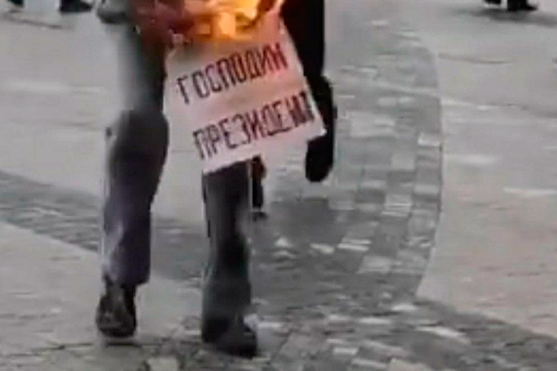 Петербуржец совершил акт самосожжения у ТРК «Галерея». На плакате он обращался к президенту
