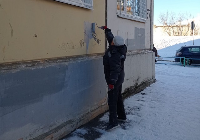 Борьба с рекламой наркотиков и сомнительными рисунками на фасадах домов в Каменске-Уральском продолжается, хотя часто это бессмысленно