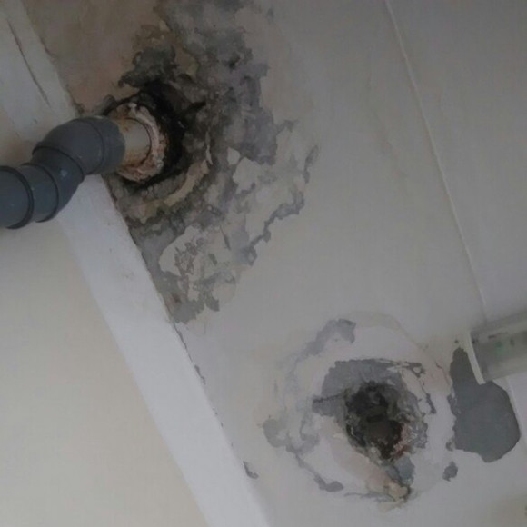 После дождя один из кабинетов в детской больнице Каменска-Уральского затопило. Руководство: «Подрядчик плохо отработал, будет переделывать»