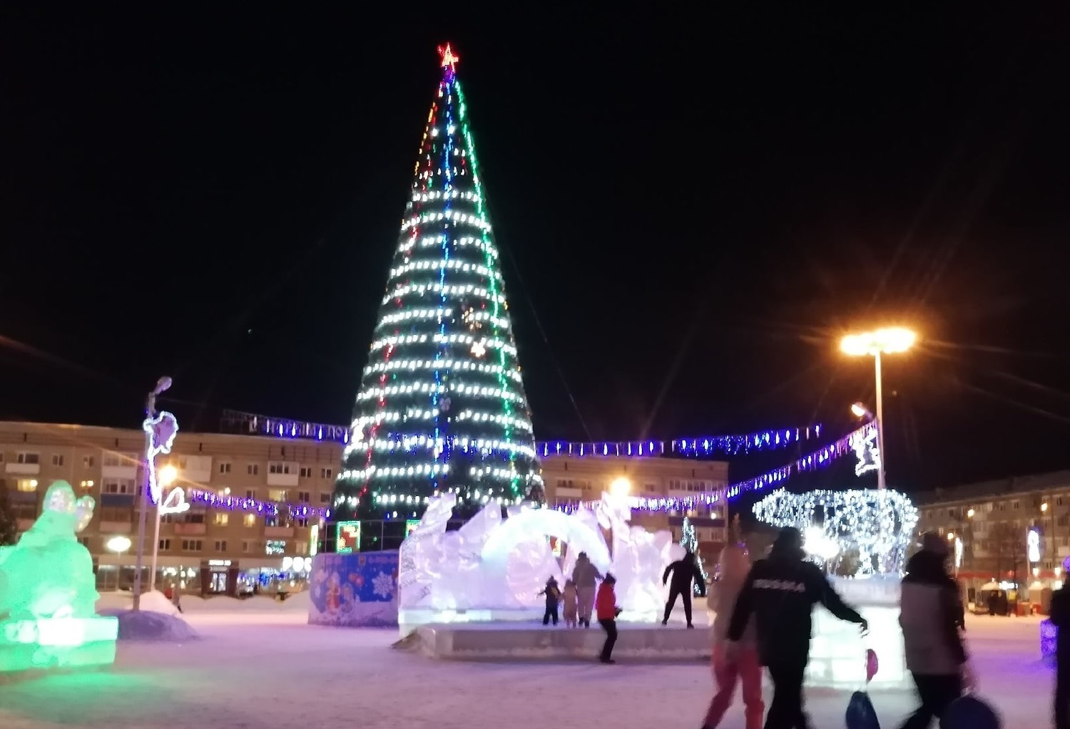 Не забыли? Ледово-елочные городки в центре Каменска-Уральского и у ДК «Металлург» и ДК «Современник» во вторник начнут сносить