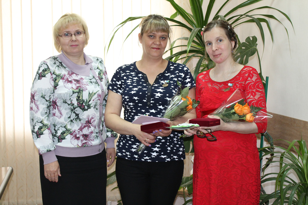 "Для нас вы - настоящие героини". Женщин, с которых надо брать пример, чествовали в Каменске-Уральском: воспитывают по пять сыновей и дочек! "Для нас вы - настоящие героини". Женщин, с которых надо брать пример, чествовали в Каменске-Уральском: воспитывают по пять сыновей и дочек!