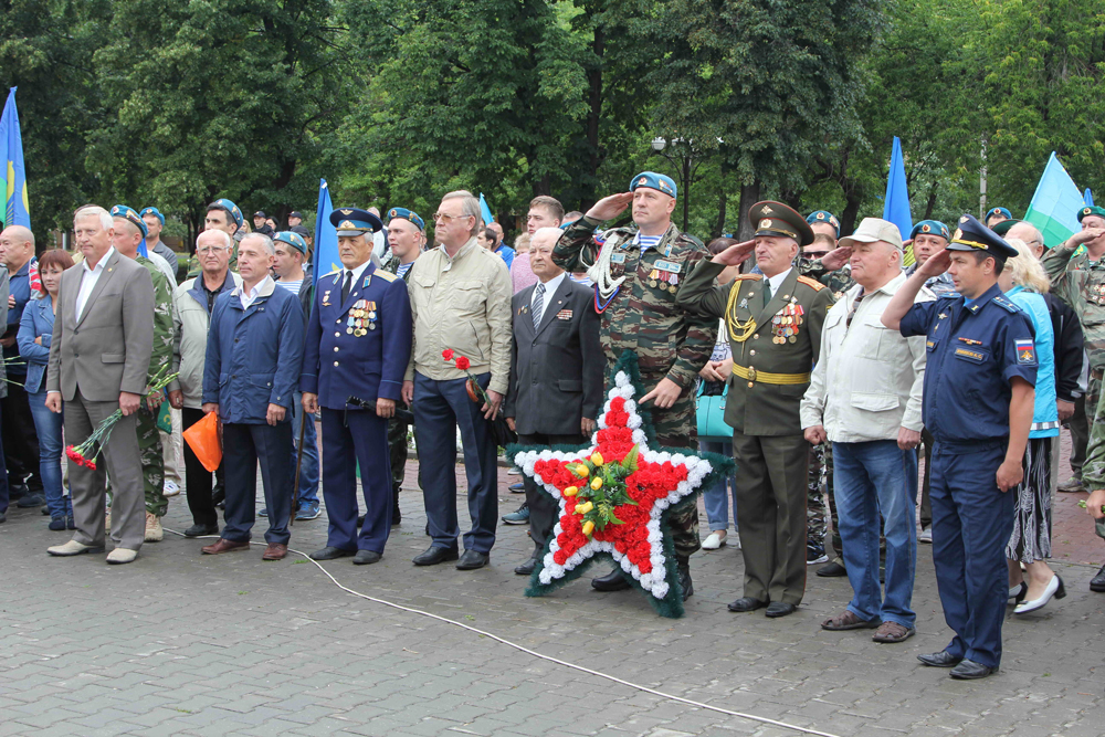 «Голубые береты» гуляют в Каменске-Уральском: молчат в память о погибших, вспоминают боевых товарищей, общаются и делятся новостями
