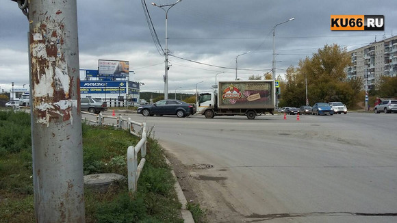 Чудом не угодили под колеса. В Каменске-Уральском на перекрестке Суворова – 4-й Пятилетки столкнулись три автомобиля. ВИДЕО, ФОТО