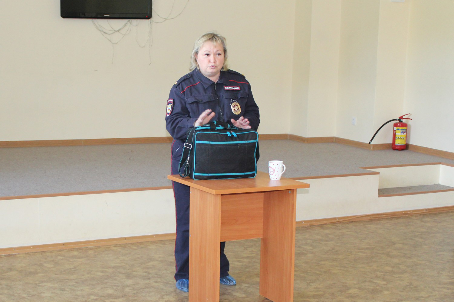 Посмотрели на легендарные пистолет и автомат, на снятие отпечатков: полицейские пришли к отдыхающим в санатории в Каменске-Уральском детям