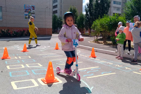 «Безопасный самокат». Неделя, посвященная ПДД, в детском саду № 3 Каменска-Уральского закончилась яркими соревнованиями