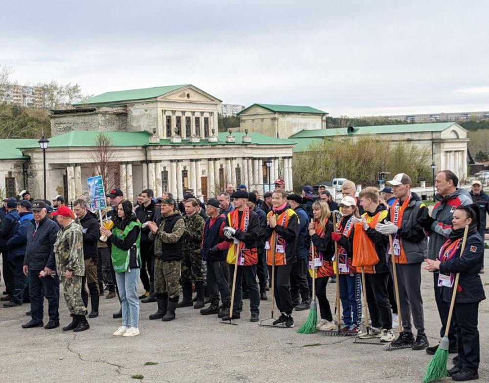 В Каменске-Уральском состоялся общегородской субботник | На Урале прошел масштабный субботник