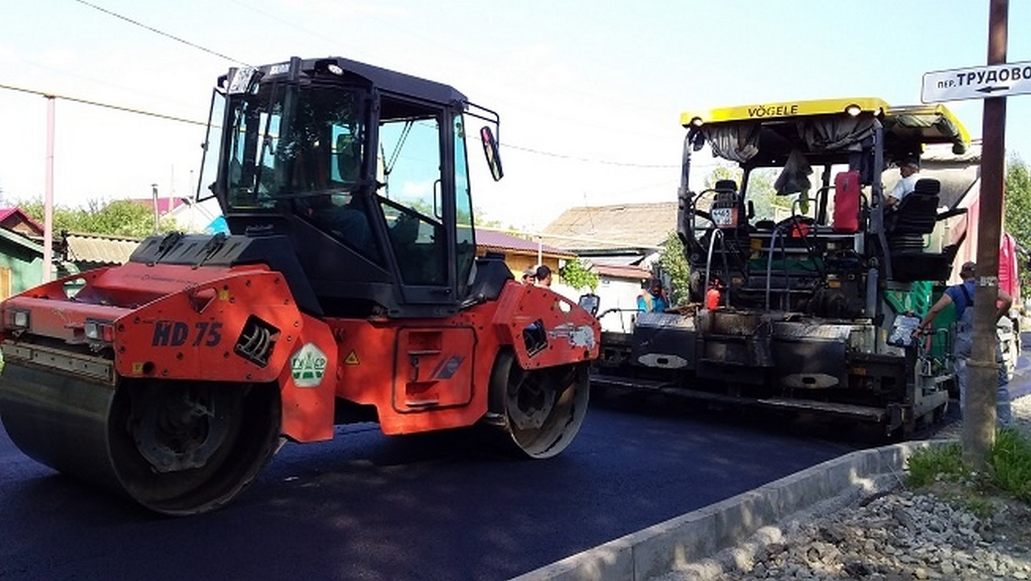 Делают искусственные неровности, выставляют бортовой камень: ремонт ул. Мичурина в Каменске-Уральском — на стадии завершения...