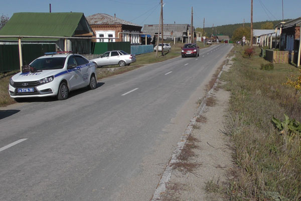 Катил велосипед, шел в школу по обочине: на автодороге в селе под Каменском водитель сбил мальчика, развернулся и тут же уехал