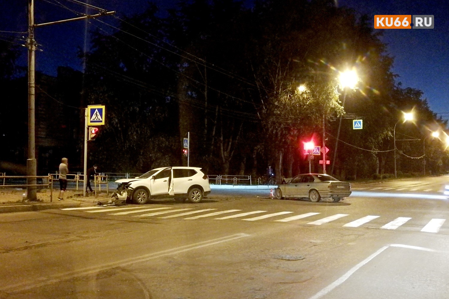Кроссовер и легковушка столкнулись на перекрестке в Каменске-Уральском. Пострадали ли люди, неизвестно, но машины повреждены сильно
