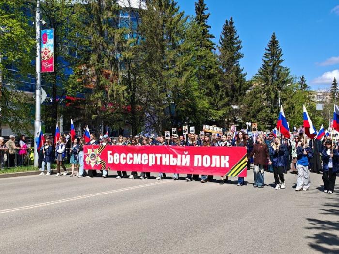 Тысячи человек с плакатами: «Бессмертный полк» прошел по улицам Каменска-Уральского | «Бессмертный полк» прошел по улицам Каменска-Уральского