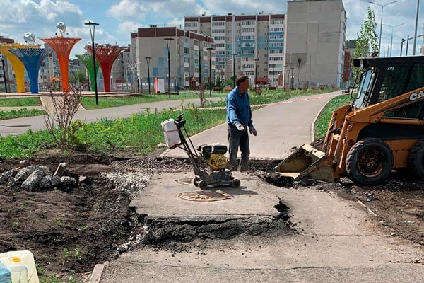 Подрядчики устраняют провалы, образовавшиеся после зимы в благоустроенном сквере Молодежный в Каменске-Уральском