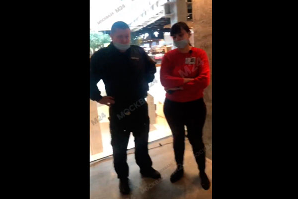 Ребенка ударило током от оголенных проводов в полу ТЦ в Москве