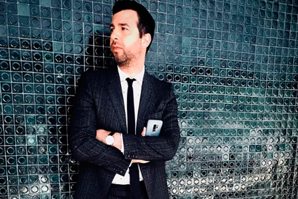 Ургант оценил кадры с челябинским гаишником, остановившим движение ради хромой собаки. ВИДЕО Ургант оценил кадры с челябинским гаишником, остановившим движение ради хромой собаки. ВИДЕО