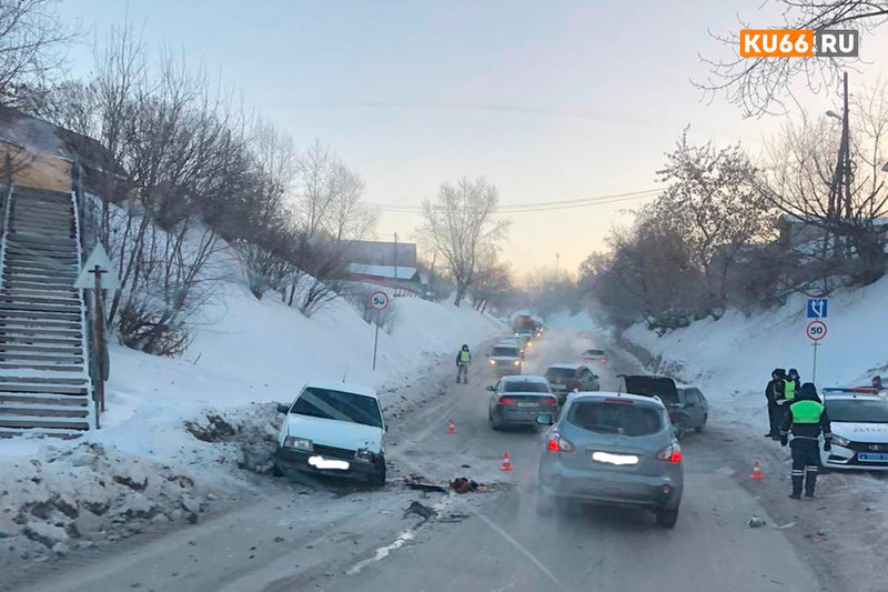 Утром в старой части города столкнулись два ВАЗа. Выбирайте пути объезда, чтобы не простоять в пробке