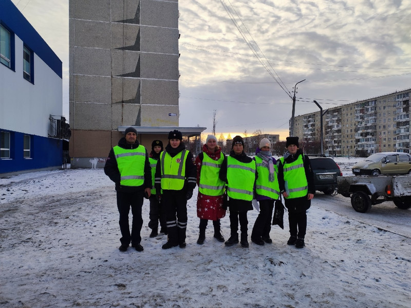 Сотрудники Госавтоинспекции совместно с отрядом ЮИД средней школы № 17 провели профилактическую акцию "Водитель, будь внимателен!" Сотрудники Госавтоинспекции совместно с отрядом ЮИД средней школы № 17 провели профилактическую акцию "Водитель, будь внимателен!"