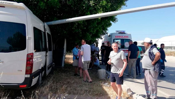 После опрокидывания автобуса с российскими туристами в Анталье пострадали 11 человек