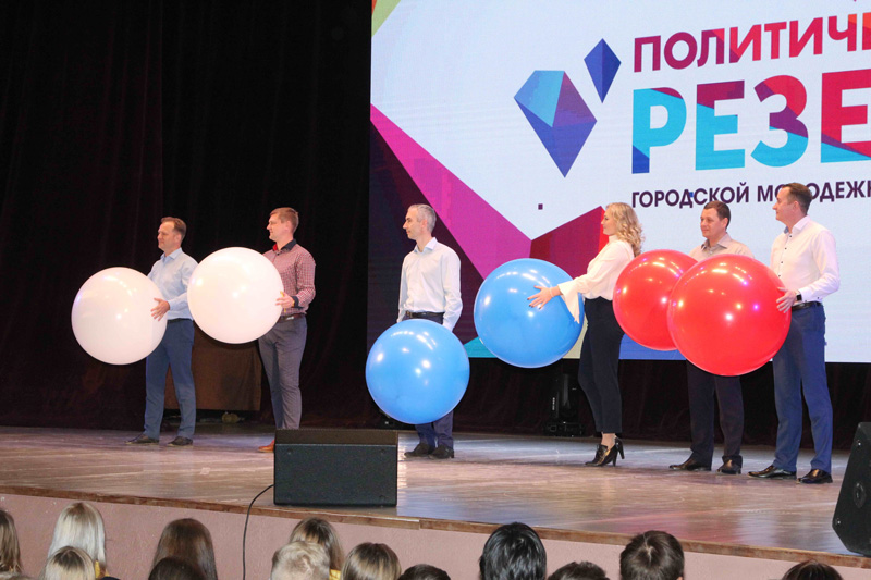 Конкурс будущих политиков проходит в Каменске-Уральском. Участники мечтают о карьере чиновника и борются за поездку в Государственную Думу