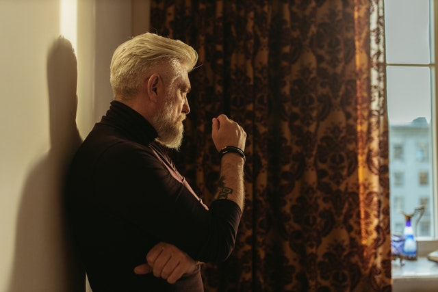 Трихолог рассказала, почему нервные и курящие седеют быстрее