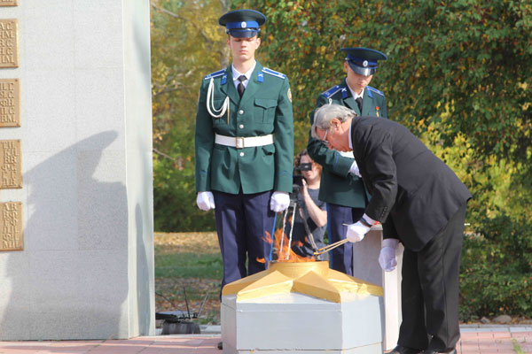 В Каменске-Уральском на обелиске в поселке Лениснкий зажгли вечный огонь В Каменске-Уральском на обелиске в поселке Лениснкий зажгли вечный огонь