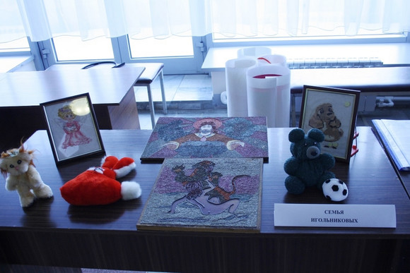 Приемные и опекунские семьи Каменска-Уральского ненадолго отвлеклись от проблем, поучаствовав в конкурсе "Добродея" и получив подарки...