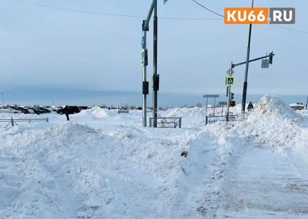«Дети идут по проезжей части»: В Каменске-Уральском заблокирован пешеходный переход