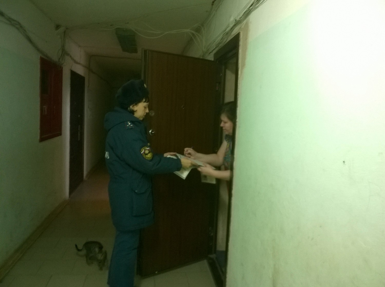 В целях профилактики пожаров в осенне-зимний период огнеборцы Каменска-Уральского провели рейд в бывших общежитиях