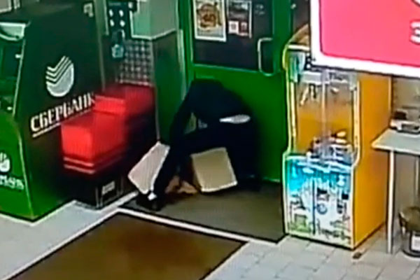 Видео, на котором мужчина попытался украсть два ящика алкоголя, оказалось снято в Оренбургской области